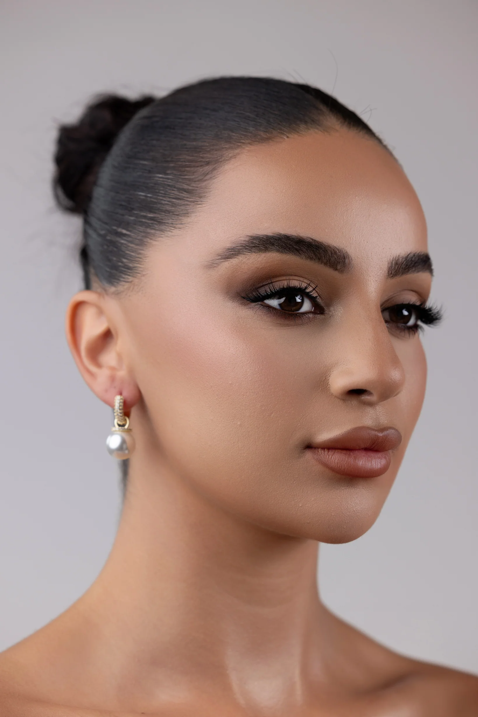 Detailed Pearl Earrings - Image 2