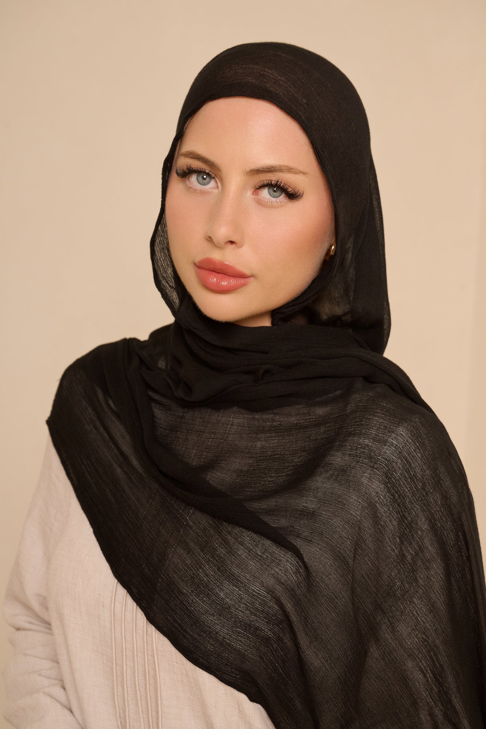 Èlan Luxe Crinkled Shawl - Shades of Black - Image 2