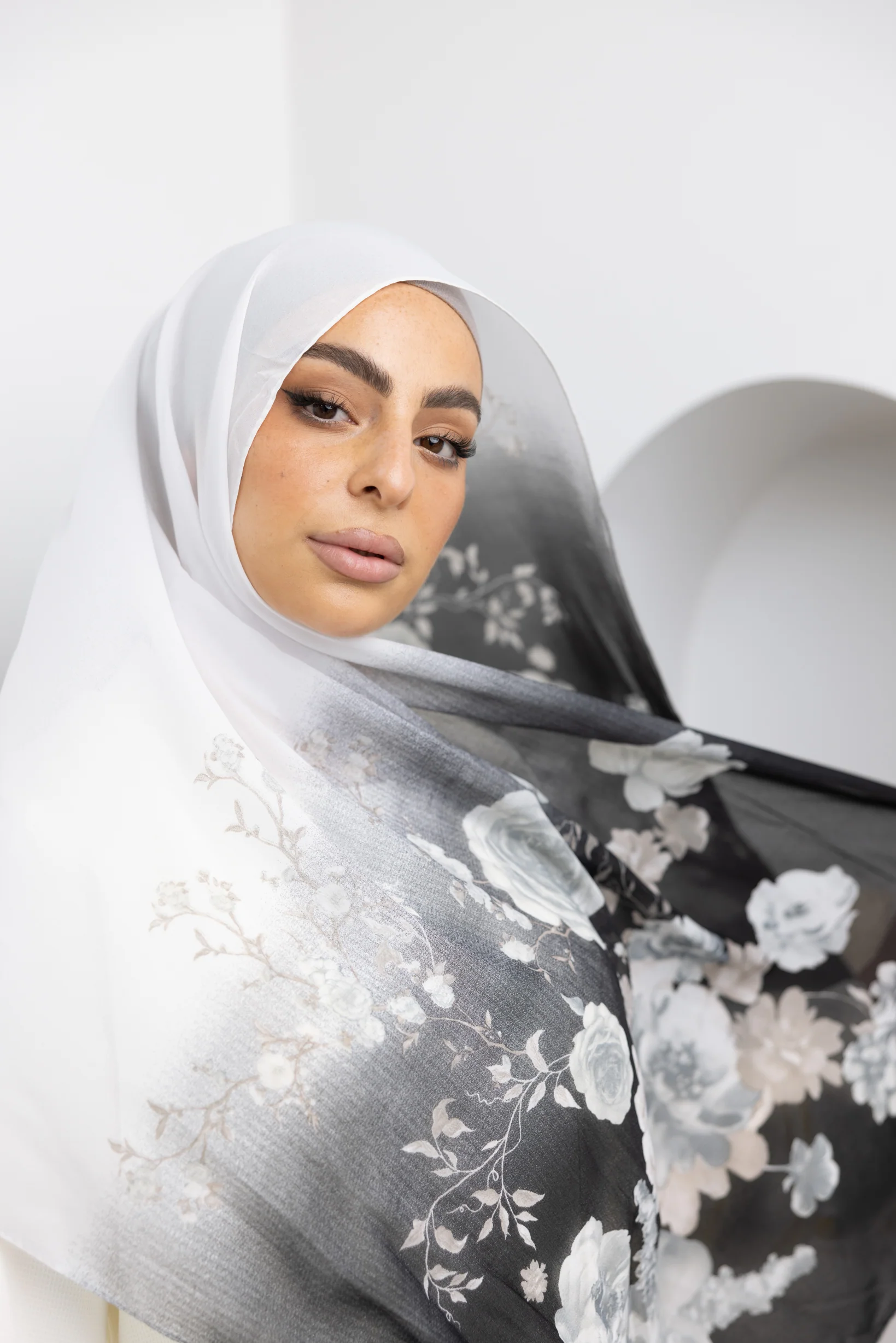 Holly Printed Shawl - Image 11