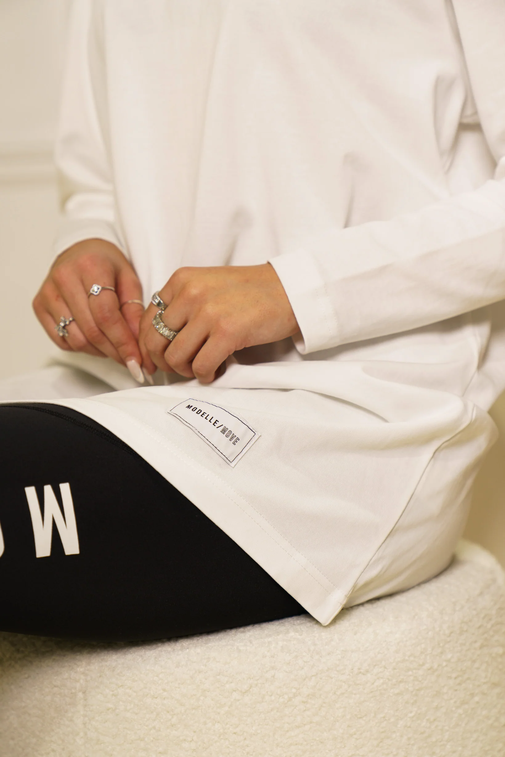 Modelle/Move Essential Long Sleeve Top - Image 10