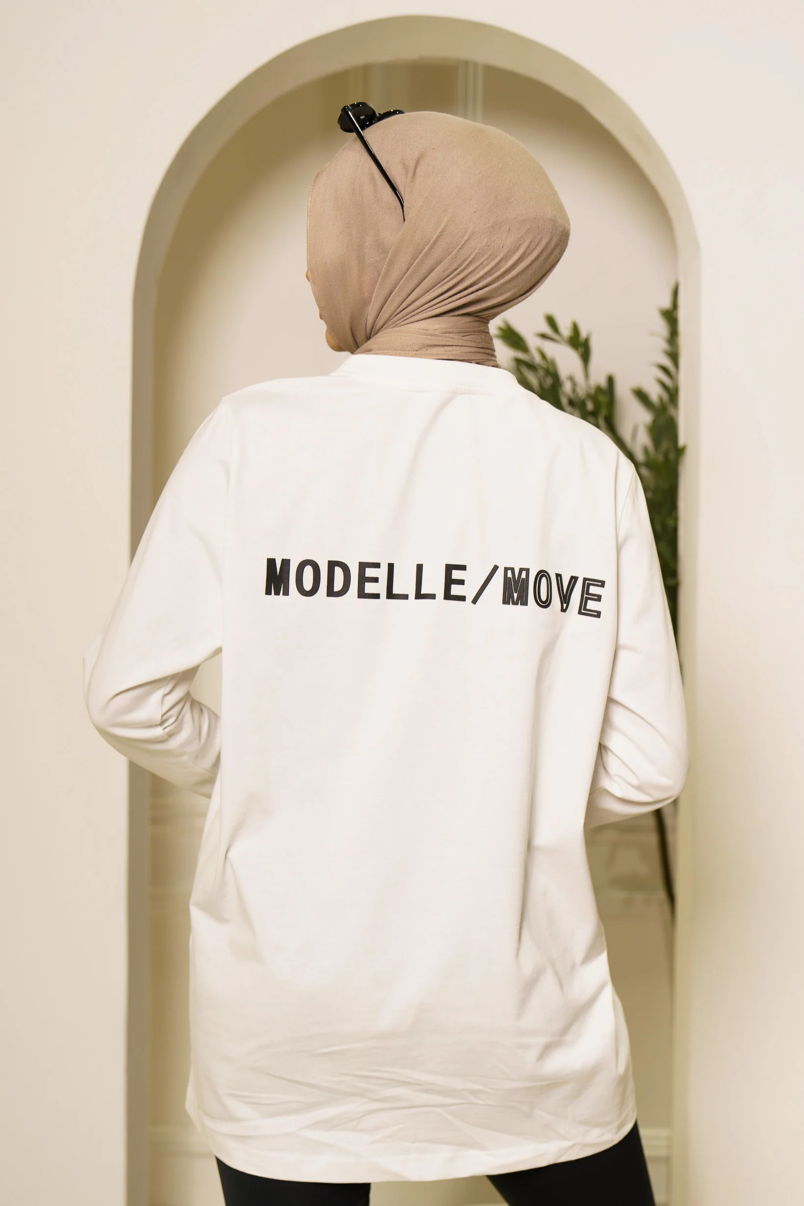 Modelle/Move Essential Long Sleeve Top - Image 11