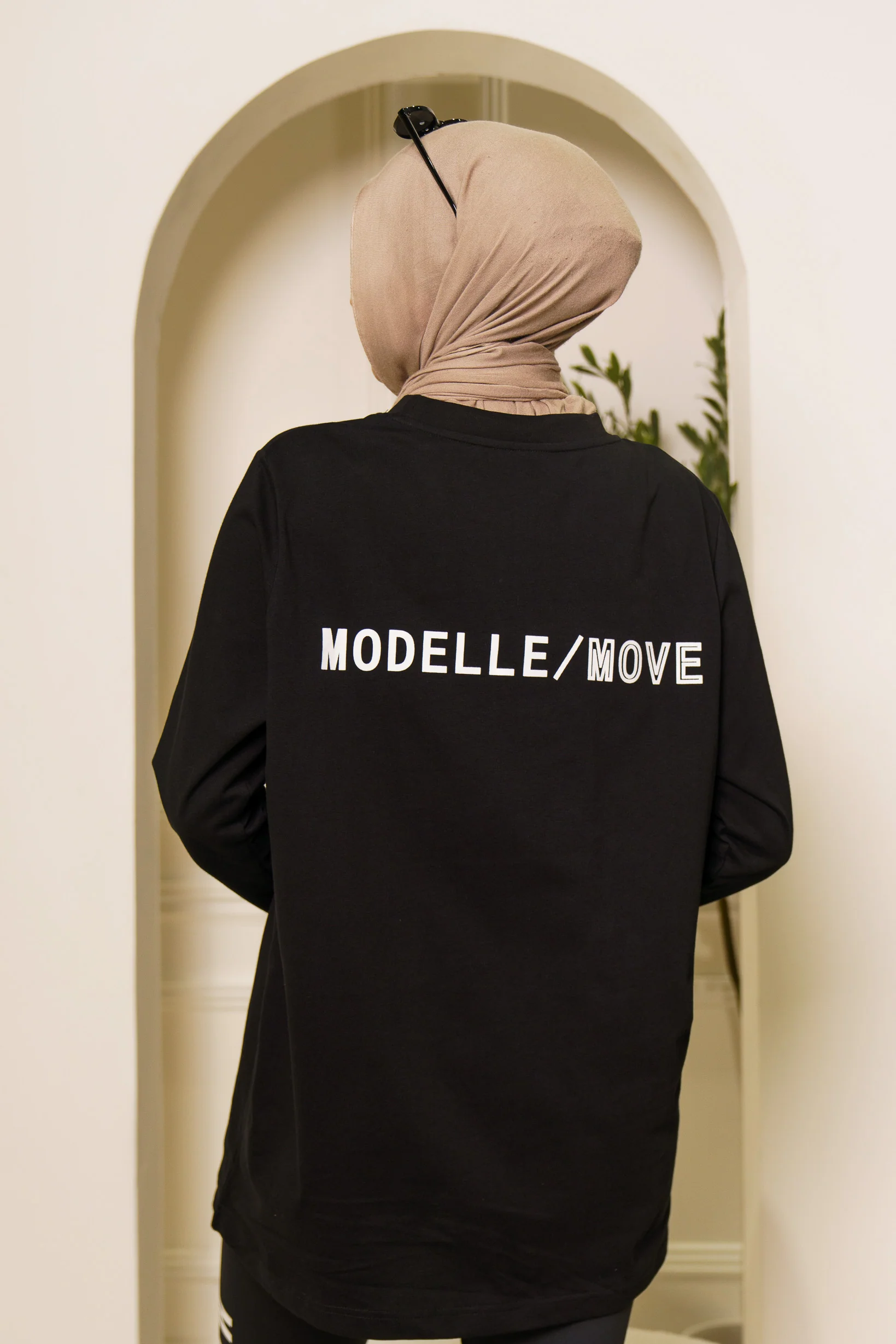 Modelle/Move Essential Long Sleeve Top - Image 3