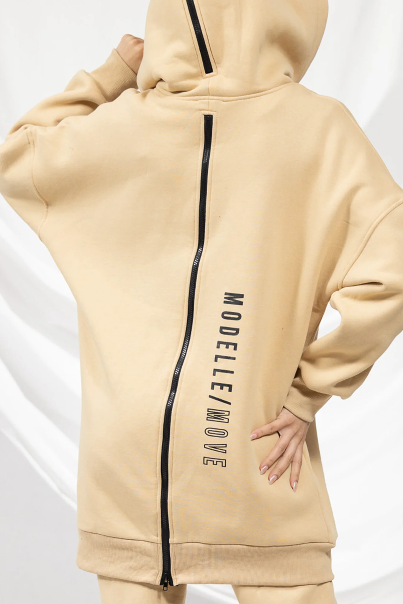 Modelle/Move Hooded Track Jumper - Image 10
