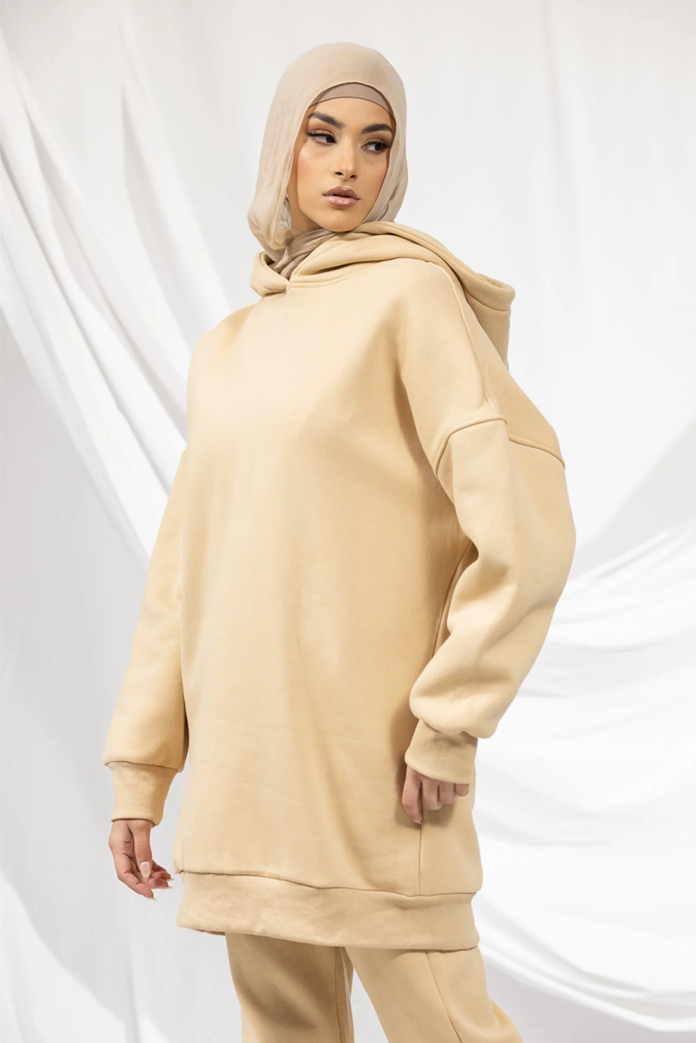 Modelle/Move Hooded Track Jumper - Image 11