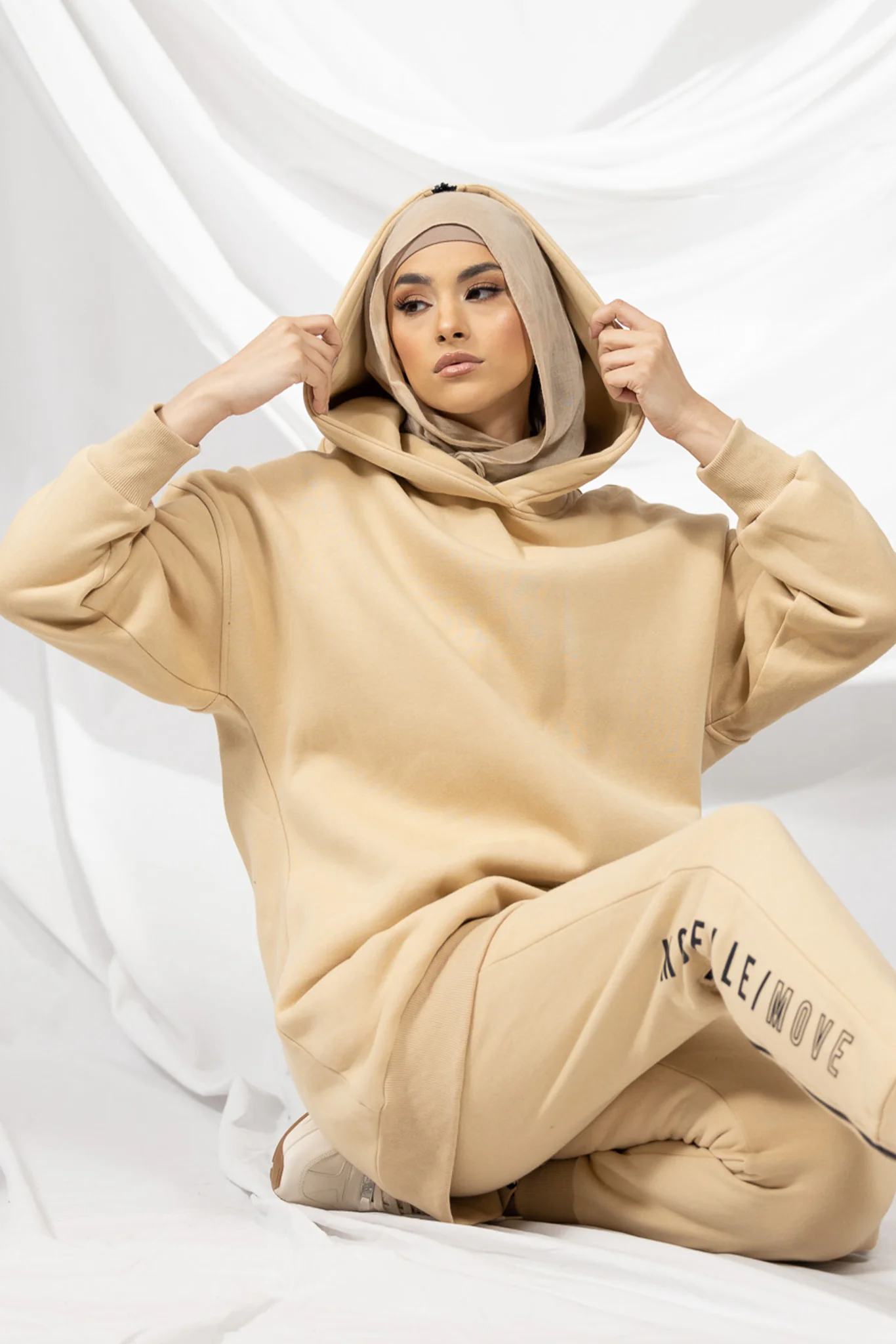 Modelle/Move Hooded Track Jumper - Image 12