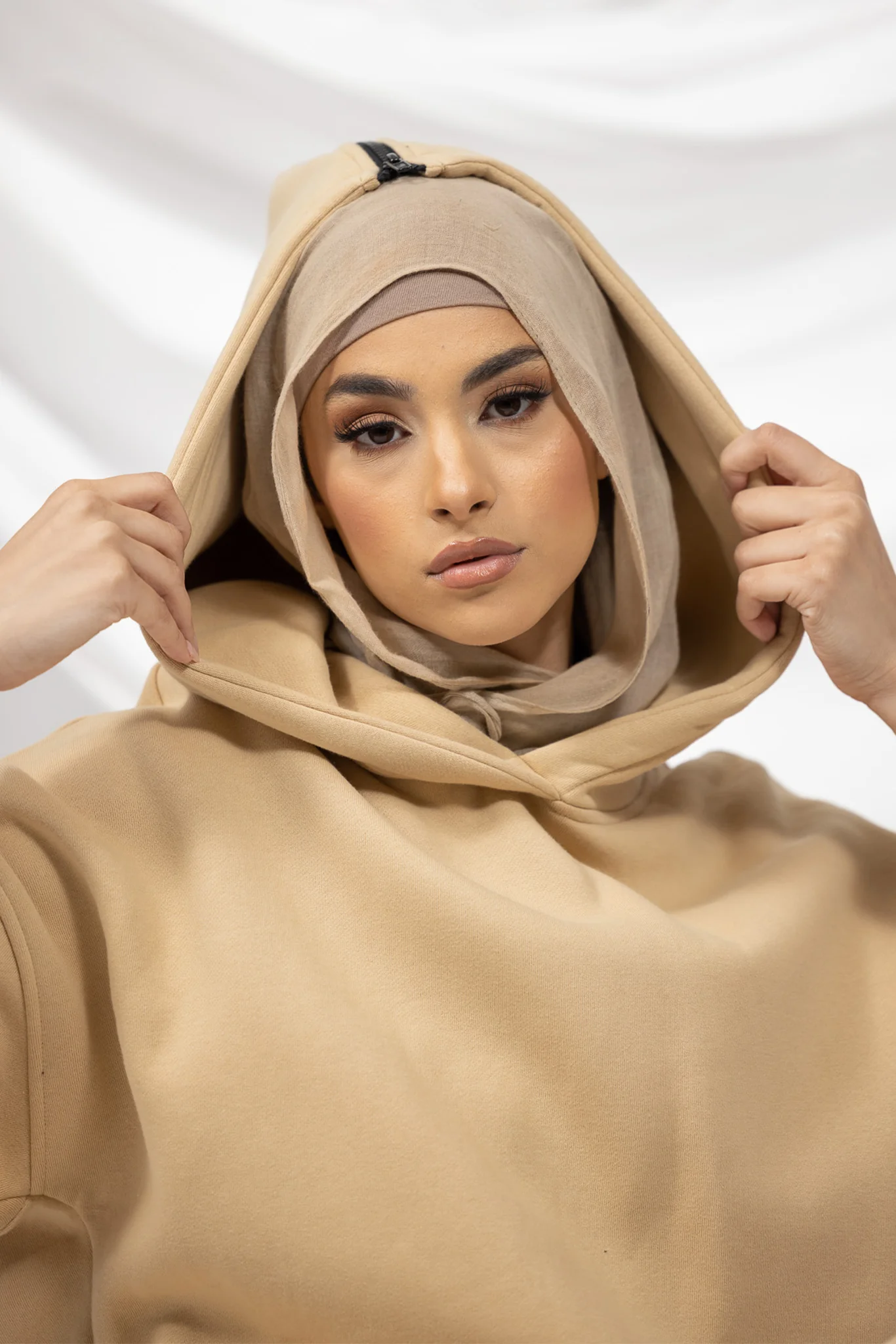 Modelle/Move Hooded Track Jumper - Image 13