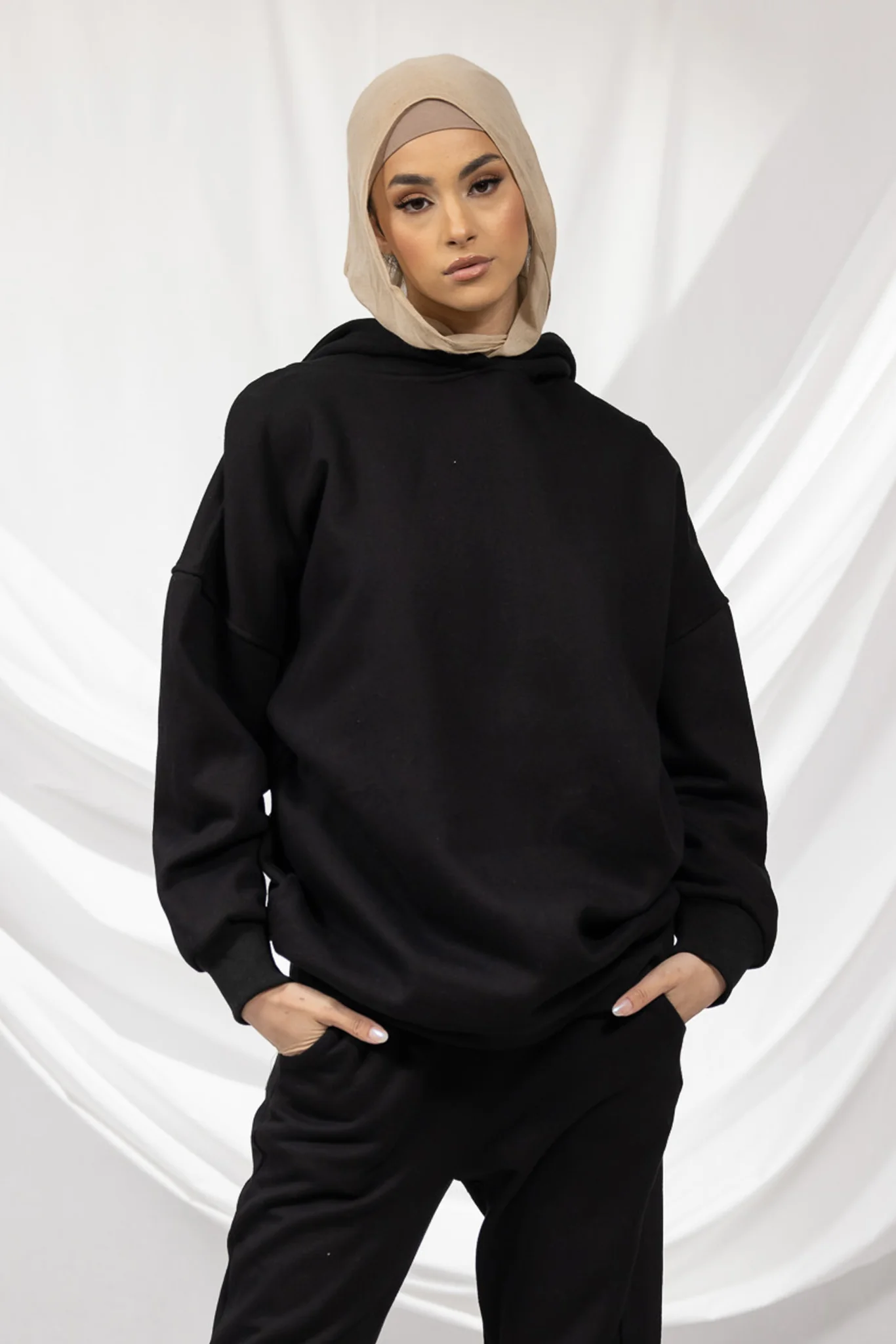 Modelle/Move Hooded Track Jumper - Image 4