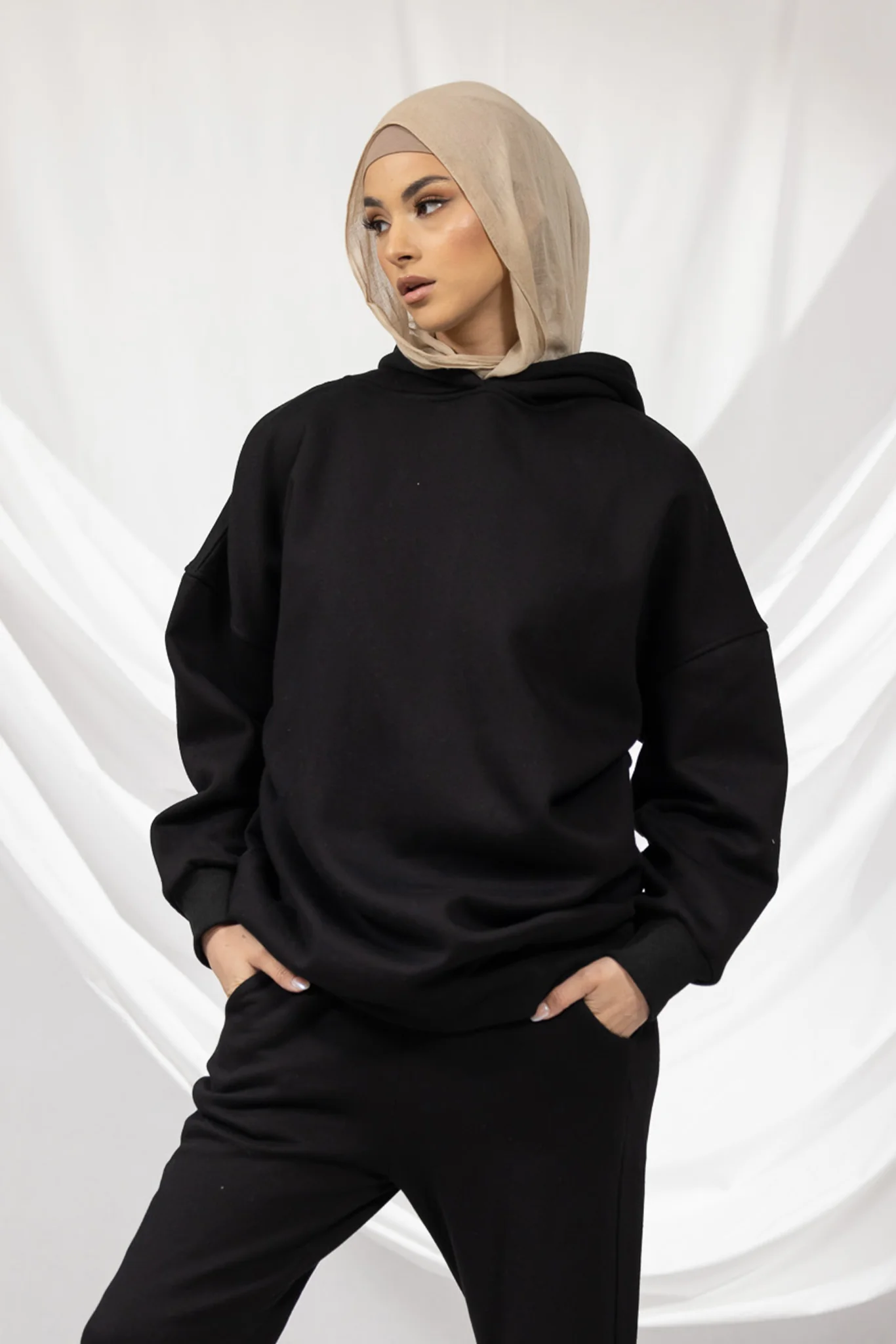 Modelle/Move Hooded Track Jumper - Image 5