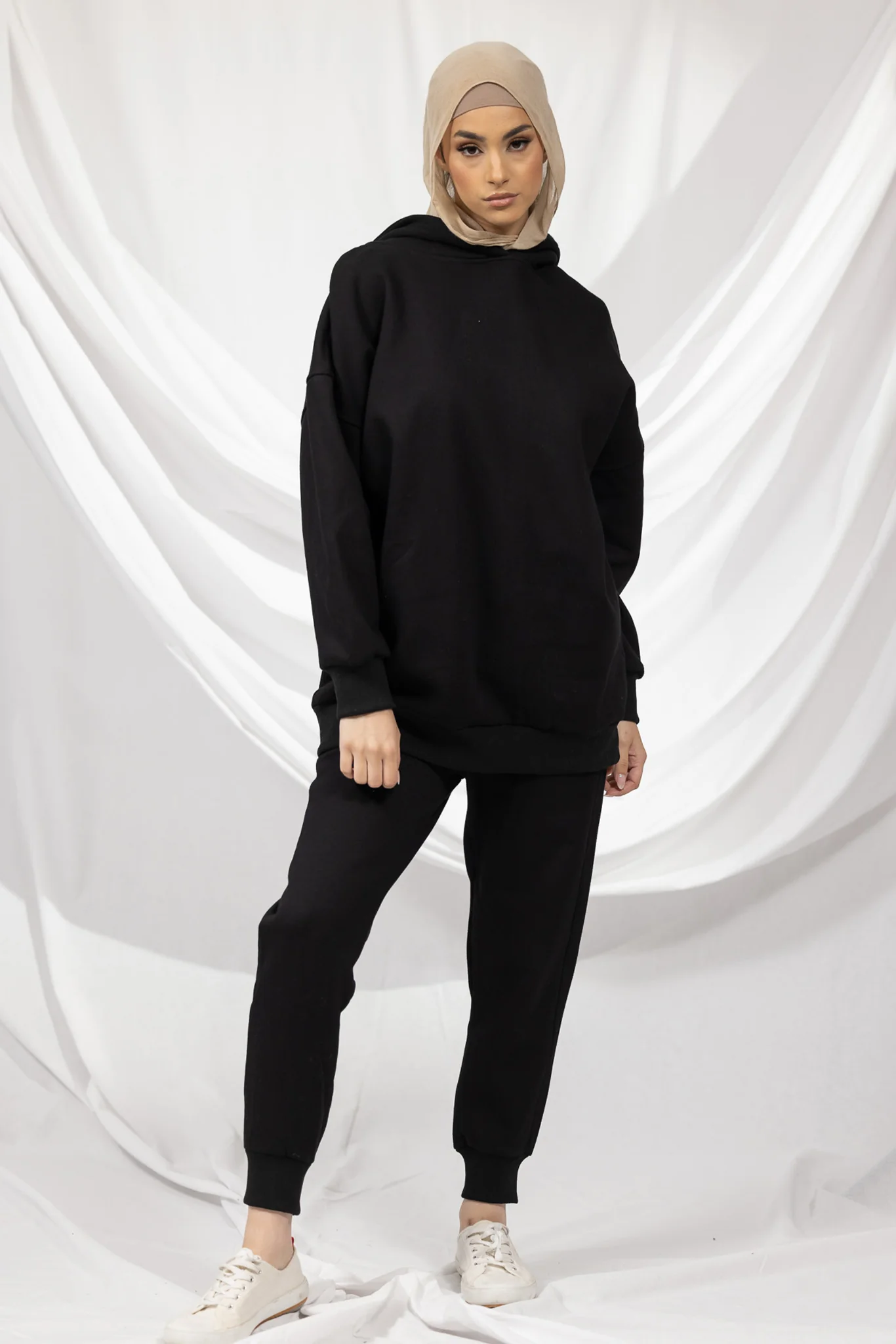 Modelle/Move Hooded Track Jumper - Image 8