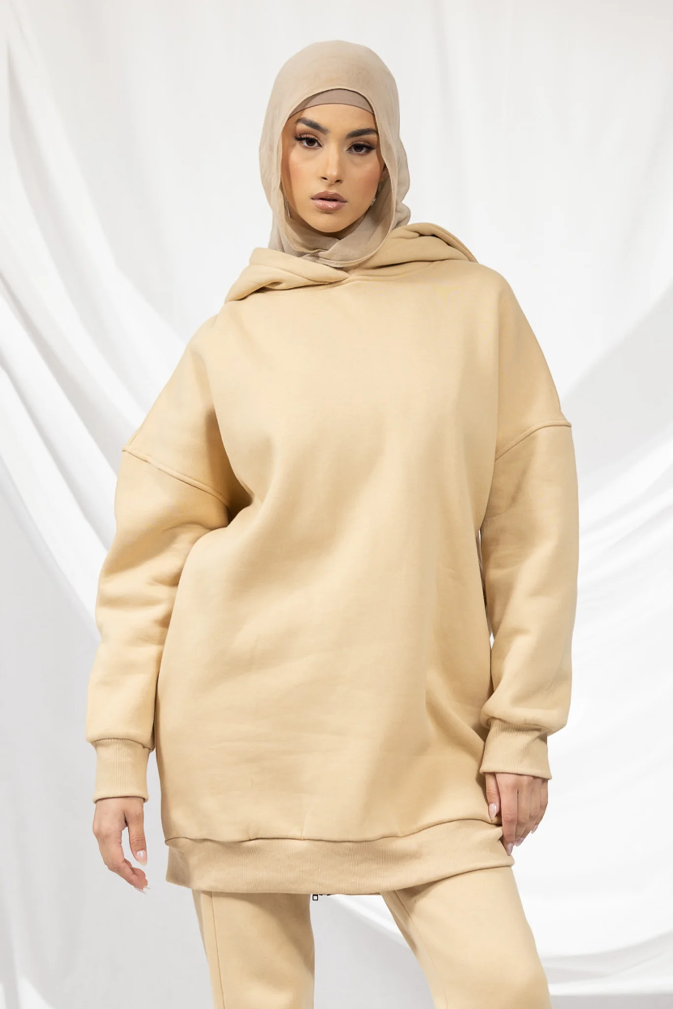 Modelle/Move Hooded Track Jumper - Image 9